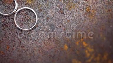 生锈金属宏观特写金银钻石首饰上的结婚戒指